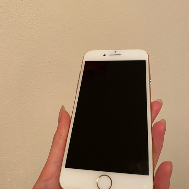 iPhone(アイフォーン)の本日限定価格！iPhone8 256GB ゴールド ドコモ スマホ/家電/カメラのスマートフォン/携帯電話(スマートフォン本体)の商品写真