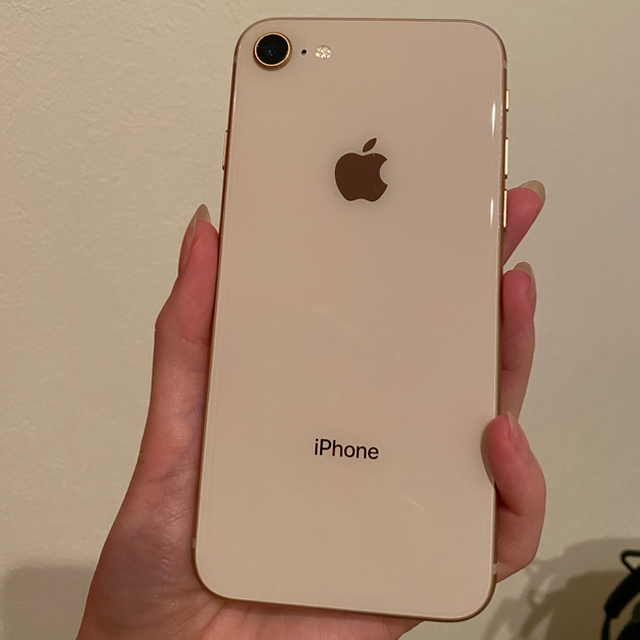 iPhone(アイフォーン)の本日限定価格！iPhone8 256GB ゴールド ドコモ スマホ/家電/カメラのスマートフォン/携帯電話(スマートフォン本体)の商品写真