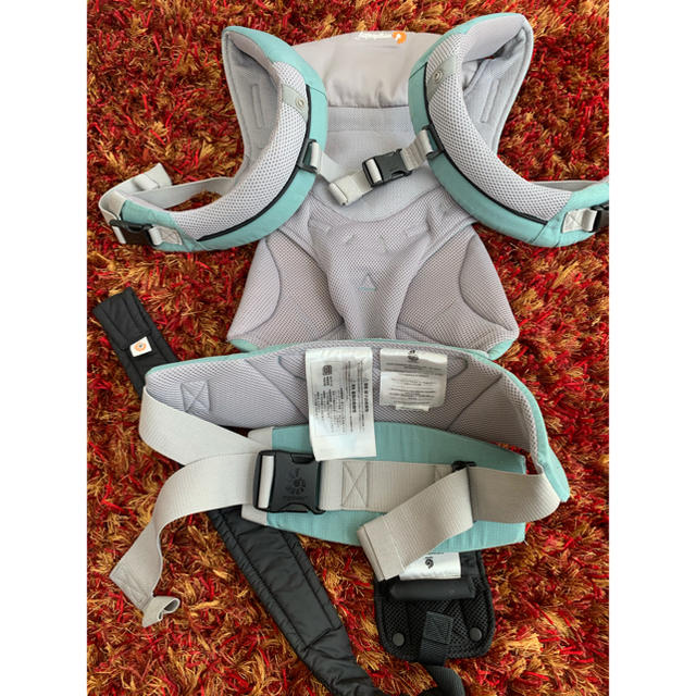 Ergobaby(エルゴベビー)の送料込！☆エルゴ ベビーキャリア 360 インサート付き☆極美品 キッズ/ベビー/マタニティの外出/移動用品(抱っこひも/おんぶひも)の商品写真