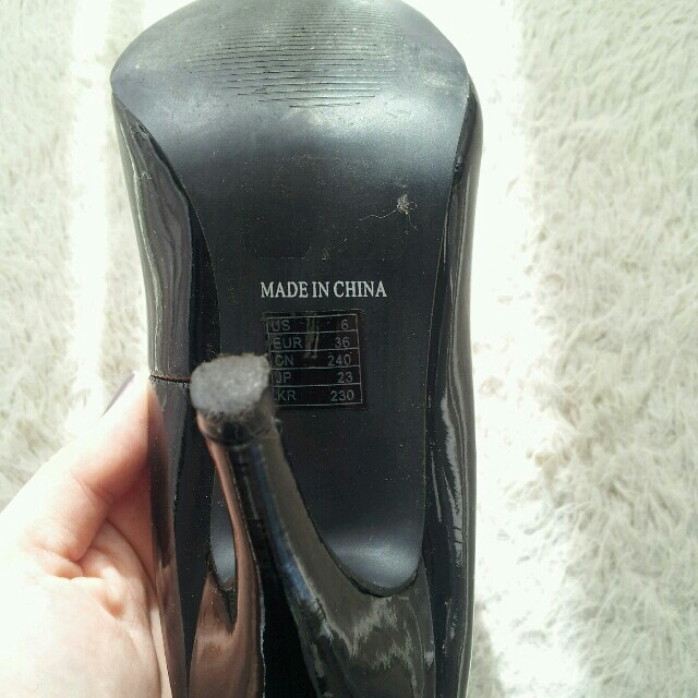FOREVER 21(フォーエバートゥエンティーワン)のブラックパテントパンプス レディースの靴/シューズ(ハイヒール/パンプス)の商品写真