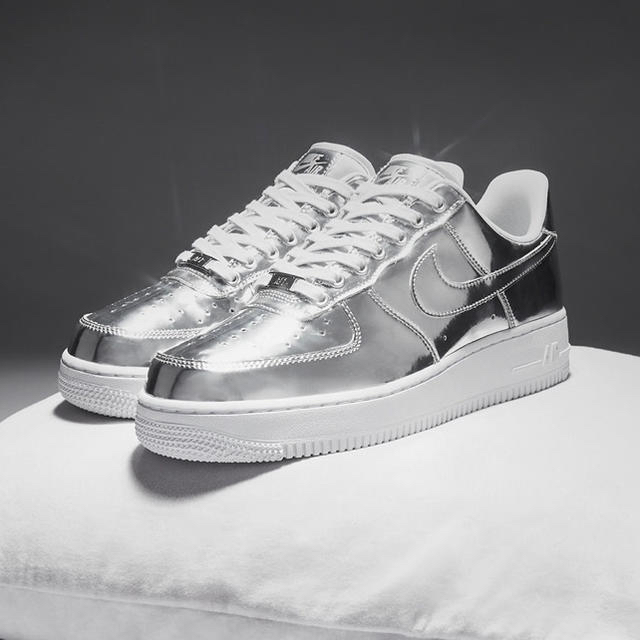 NIKE(ナイキ)のNIKE AIR FORCE 1 w メタリック シルバー UK8 26.5cm メンズの靴/シューズ(スニーカー)の商品写真