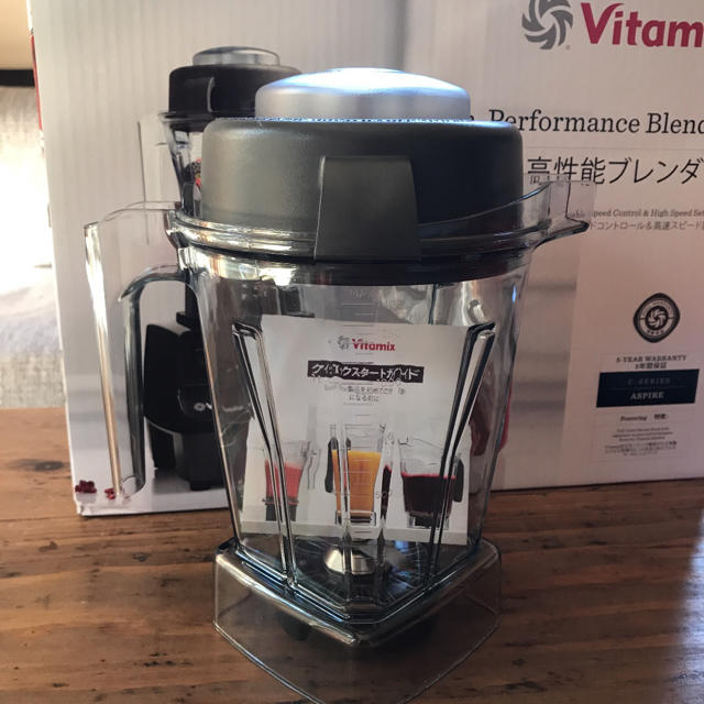 Vitamix(バイタミックス)の「ギョ様専用」vitamix バイタミックス 赤 新品未使用品 スマホ/家電/カメラの調理家電(ジューサー/ミキサー)の商品写真