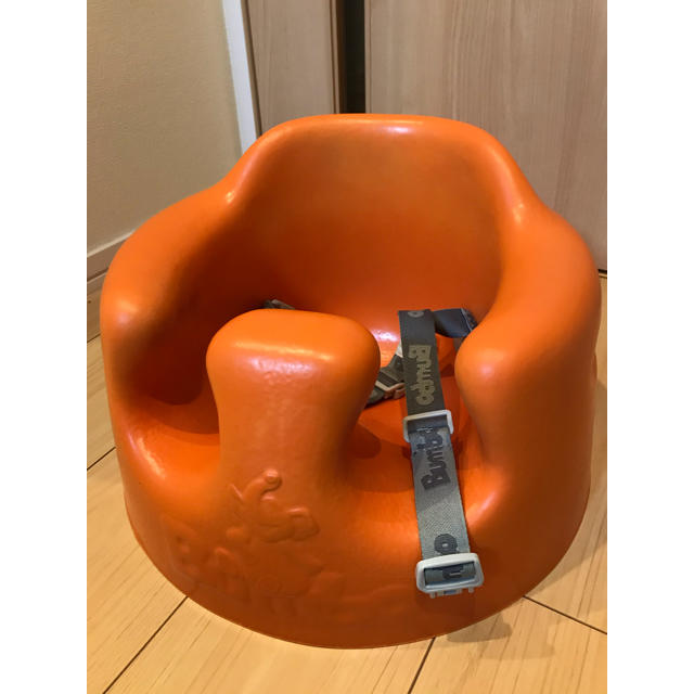 Bumbo(バンボ)のバンボオレンジベルト付き着払い キッズ/ベビー/マタニティの授乳/お食事用品(その他)の商品写真