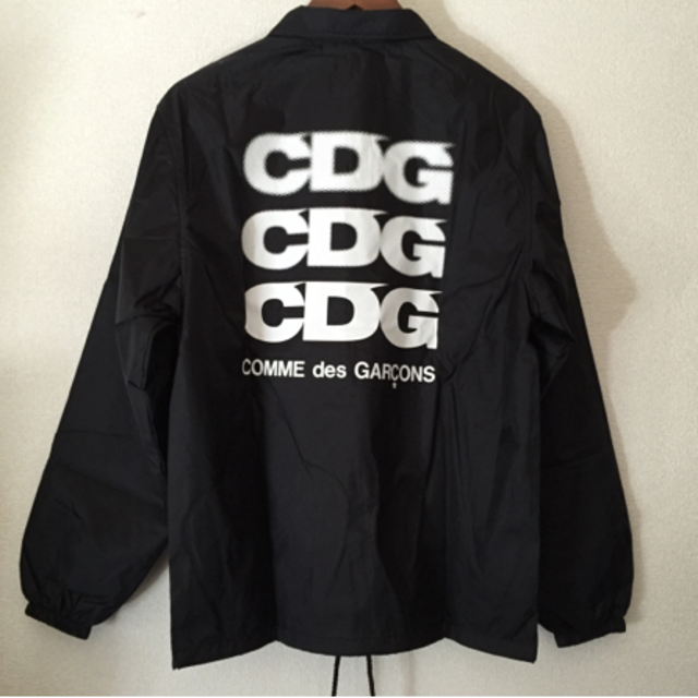 COMME des GARCONS(コムデギャルソン)のコムデギャルソン CDGロゴ コーチジャケット ブラック L  メンズのジャケット/アウター(ノーカラージャケット)の商品写真