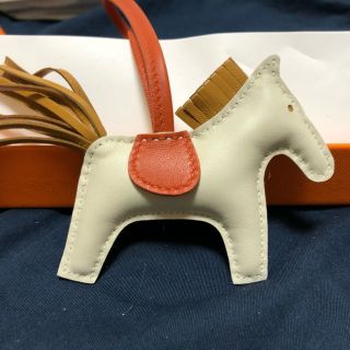 Hermes - エルメス ロデオチャーム PM クレ 未使用 希少色 馬 白の通販