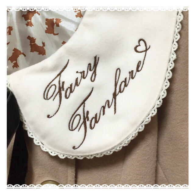 Amavel(アマベル)のアマベル 衿刺繍リボンポケショートコート レディースのジャケット/アウター(ピーコート)の商品写真