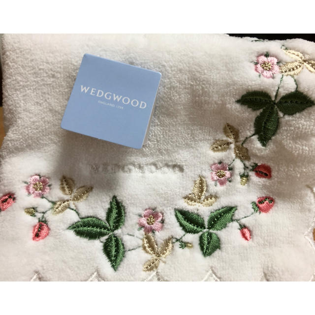 WEDGWOOD(ウェッジウッド)の新品   WEDGWOOD ハンカチ　白＋花柄 レディースのファッション小物(ハンカチ)の商品写真