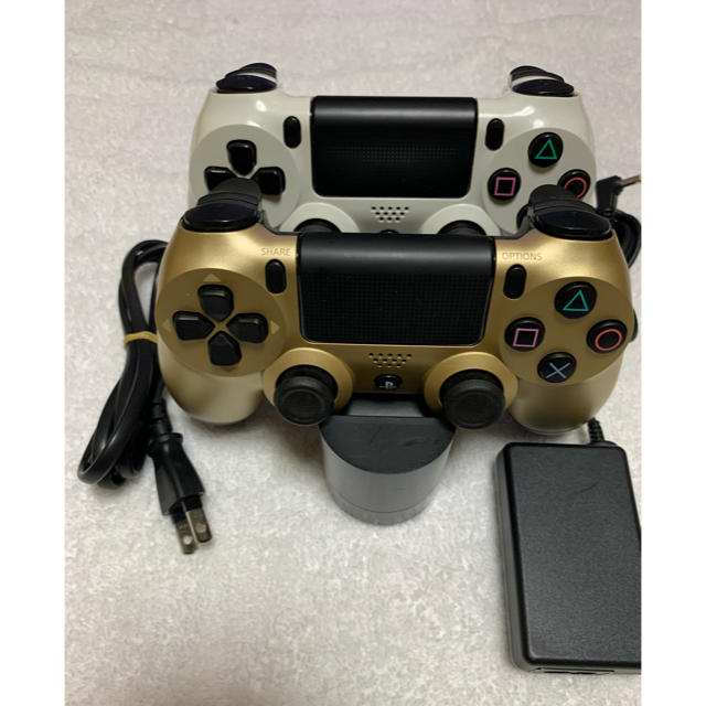 PlayStation4(プレイステーション4)のPS4★コントローラー2台★充電器つき ★ゴールド＆ホワイトコントローラー エンタメ/ホビーのゲームソフト/ゲーム機本体(その他)の商品写真