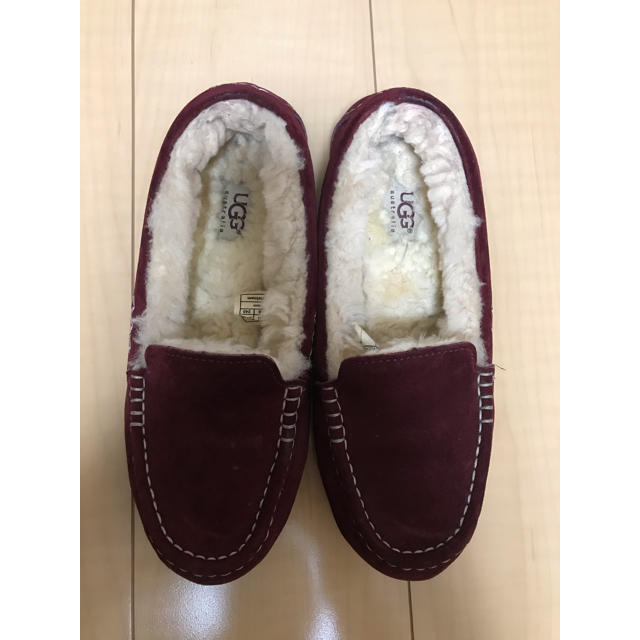 UGG(アグ)のUGG❤︎スリッポンサイズ⑦24cmエンジLA購入正規品箱付❤︎中古 レディースの靴/シューズ(スリッポン/モカシン)の商品写真