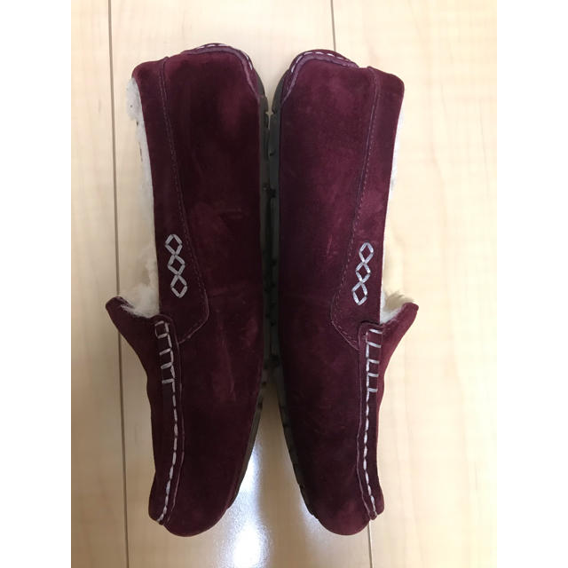 UGG(アグ)のUGG❤︎スリッポンサイズ⑦24cmエンジLA購入正規品箱付❤︎中古 レディースの靴/シューズ(スリッポン/モカシン)の商品写真