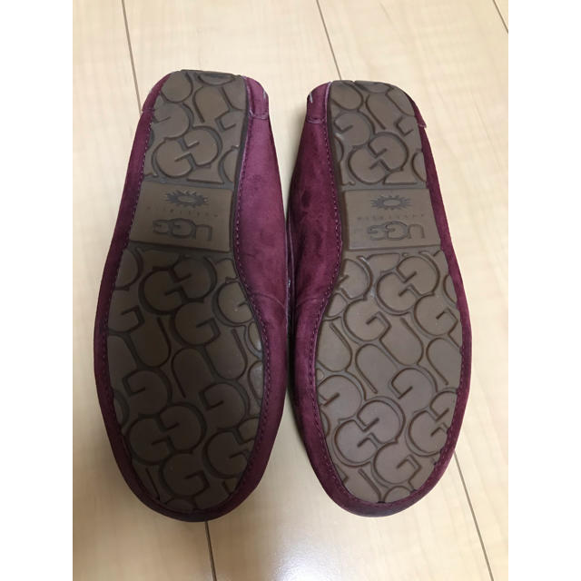 UGG(アグ)のUGG❤︎スリッポンサイズ⑦24cmエンジLA購入正規品箱付❤︎中古 レディースの靴/シューズ(スリッポン/モカシン)の商品写真