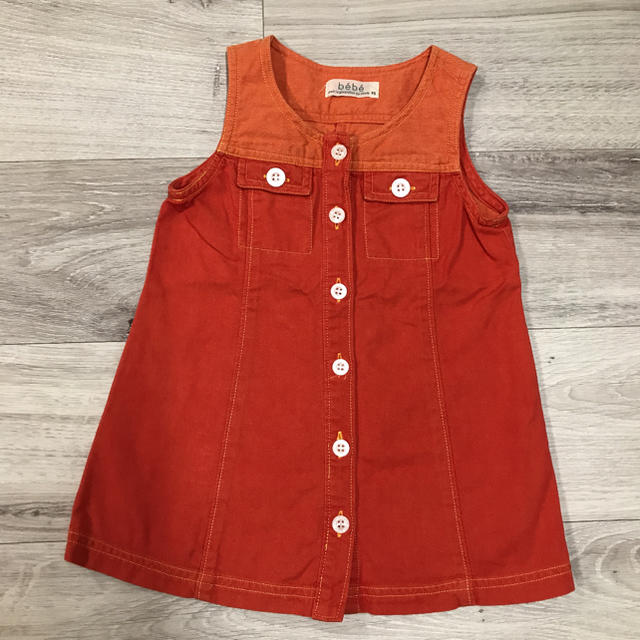 BeBe(ベベ)のべべデニムワンピース ジャンパースカート 95 キッズ/ベビー/マタニティのキッズ服女の子用(90cm~)(ワンピース)の商品写真