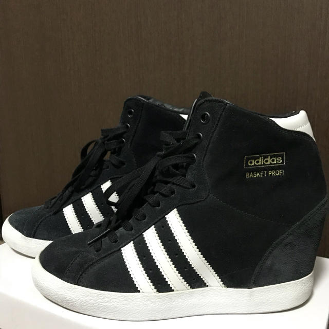 adidas  スニーカー  スエード  インヒール