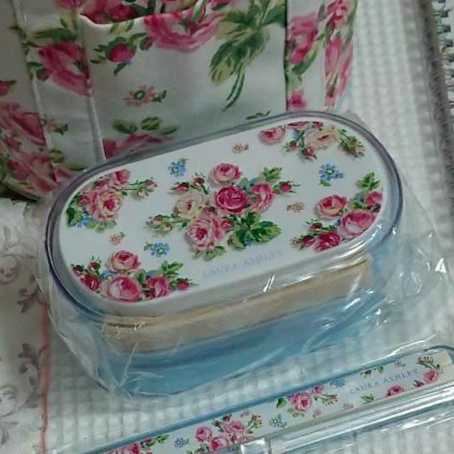 LAURA ASHLEY(ローラアシュレイ)の❀お値引き中❀ローラアシュレイ　バンチェッドロージズシリーズ インテリア/住まい/日用品のインテリア/住まい/日用品 その他(その他)の商品写真