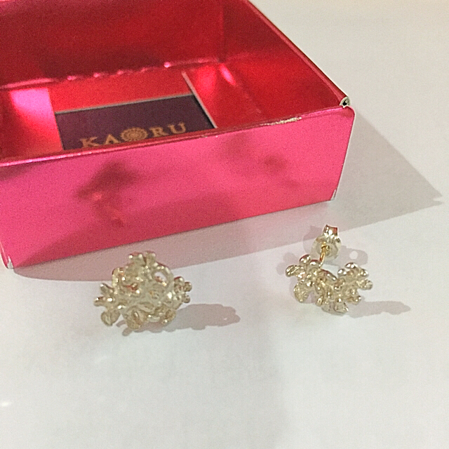 KAORU(カオル)のしほさま【最終価格】kaoru アシンメトリーピアス シルバー&18K レディースのアクセサリー(ピアス)の商品写真