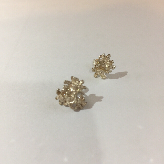 KAORU(カオル)のしほさま【最終価格】kaoru アシンメトリーピアス シルバー&18K レディースのアクセサリー(ピアス)の商品写真