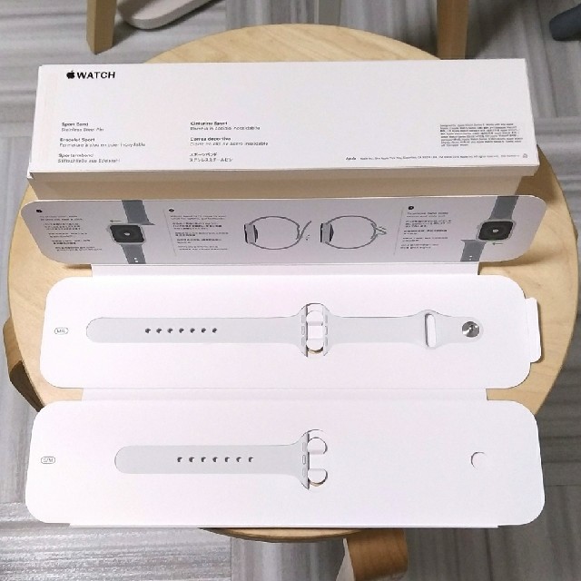 Apple Watch(アップルウォッチ)のApple Watch series 5 シルバー  40mm 新品　未使用 メンズの時計(腕時計(デジタル))の商品写真