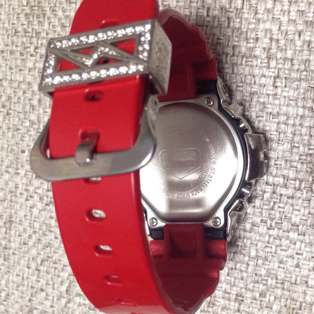 G-SHOCK(ジーショック)のGショック カスタム腕時計 キラキラ 赤 レディースのファッション小物(腕時計)の商品写真