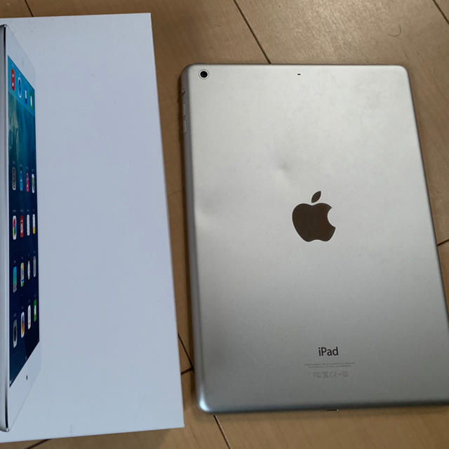 iPad(アイパッド)の初代iPad Air wifi 128GBシルバー割れ凹みあり スマホ/家電/カメラのPC/タブレット(タブレット)の商品写真