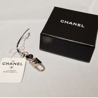 シャネル(CHANEL)の☆セール☆【新品】シャネル ロゴストラップ シルバー イタリア製 純正箱付き(ストラップ/イヤホンジャック)