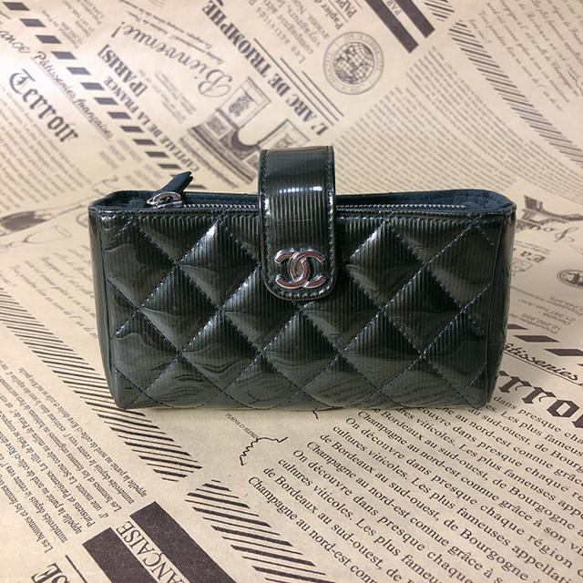 CHANEL(シャネル)のシャネル マトラッセ ポーチ ココ ダークグリーン レディースのファッション小物(ポーチ)の商品写真