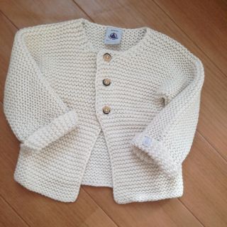 プチバトー(PETIT BATEAU)の67cm プチバトー　ニット　カーディガン　白　男女兼用　編み(カーディガン/ボレロ)