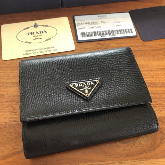 PRADA(プラダ)のアール様専用☆正規店購入☆プラダ折り財布 レディースのファッション小物(財布)の商品写真