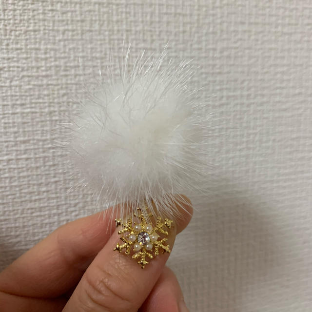 ミンクファー と雪の結晶ポニーフック ハンドメイドのアクセサリー(ヘアアクセサリー)の商品写真