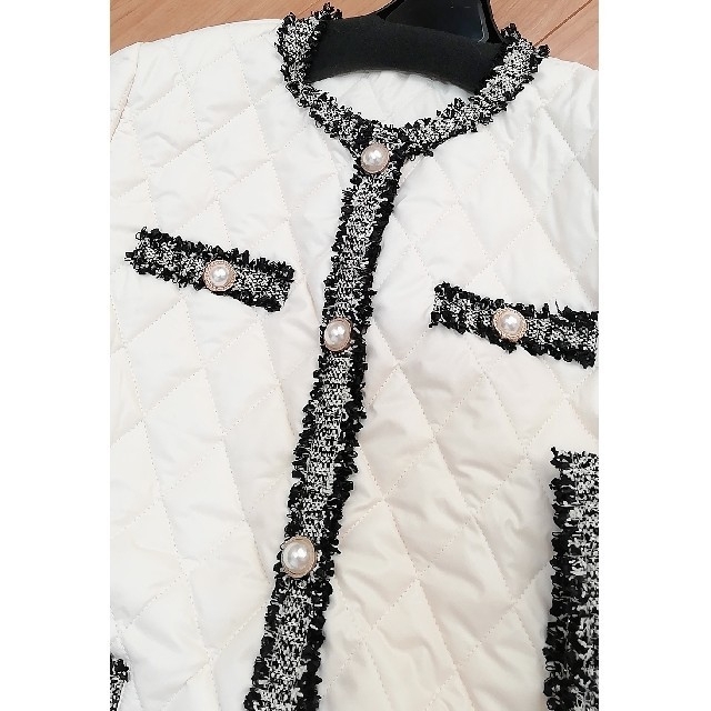 ZARA(ザラ)の新品未使用　クリームホワイト　中綿　キルト　ダウンコート　ノーカラー　ツイード レディースのジャケット/アウター(ダウンコート)の商品写真