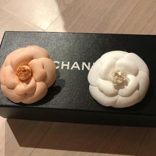 シャネル(CHANEL)のCHANELコサージュ 二つセット(ブローチ/コサージュ)