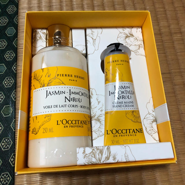 L'OCCITANE(ロクシタン)のロクシタン　ネロリ　ハンドクリーム、ボディーミルクセット未使用品 コスメ/美容のボディケア(ハンドクリーム)の商品写真