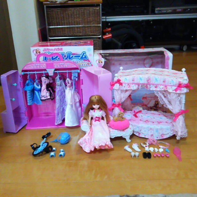 リカちゃんドレスルームとベッド、イス、ドレス、人形直ぐに遊べるDXセット