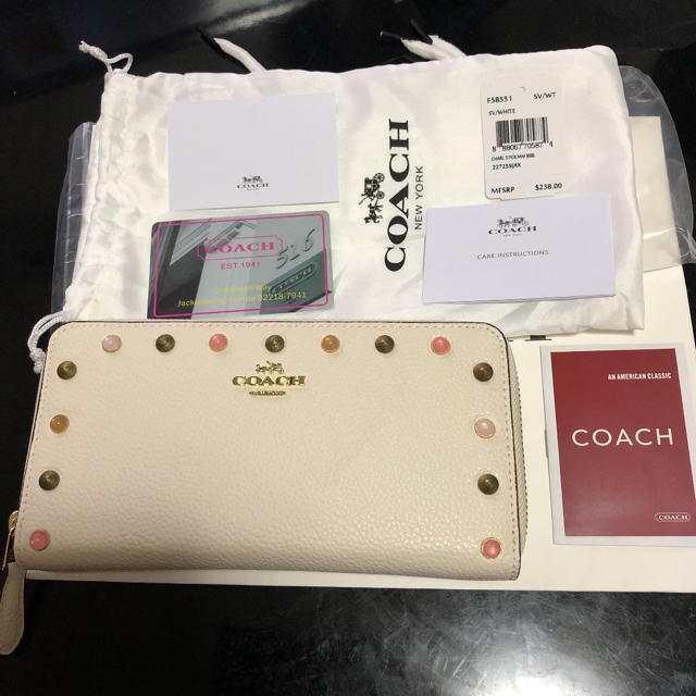 ミニー様専用　COACHコーチ長財布 白 ホワイト スタッズ ラウンドファスナーのサムネイル