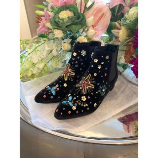 ベッツィジョンソン(BETSEY JOHNSON)の《ご成約》たっぷりビジュー装飾が光も視線も集める激レアブーツ 入手困難品(ブーツ)