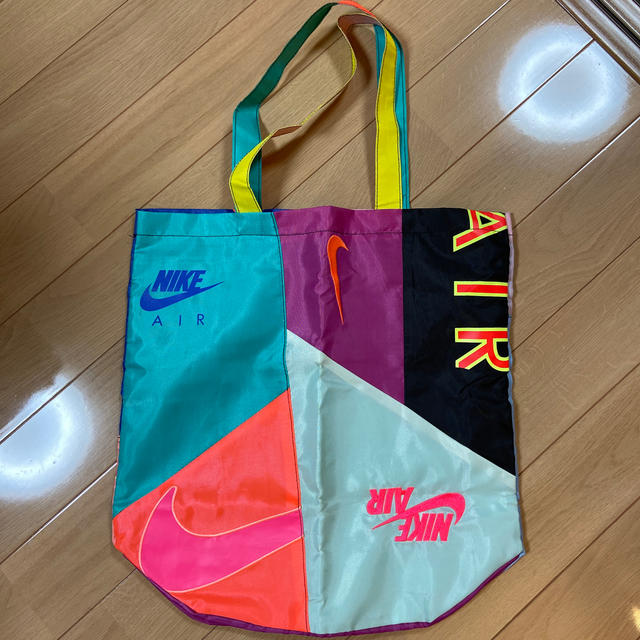 atmos(アトモス)のatmos × NIKE AIR MAX 2 LIGHT QS tote bag メンズのバッグ(トートバッグ)の商品写真