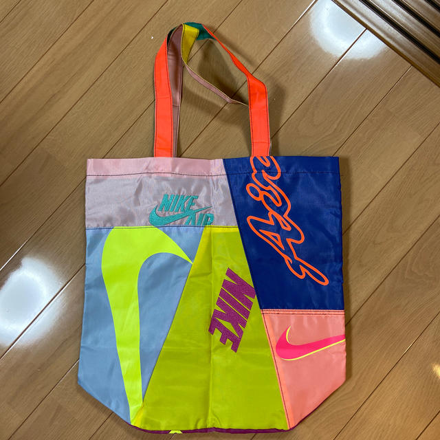 atmos(アトモス)のatmos × NIKE AIR MAX 2 LIGHT QS tote bag メンズのバッグ(トートバッグ)の商品写真