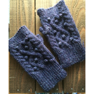 ポップル編みが可愛い、アラン模様のハンドウォーマー（ネイビー）セール中でーす❣️(手袋)