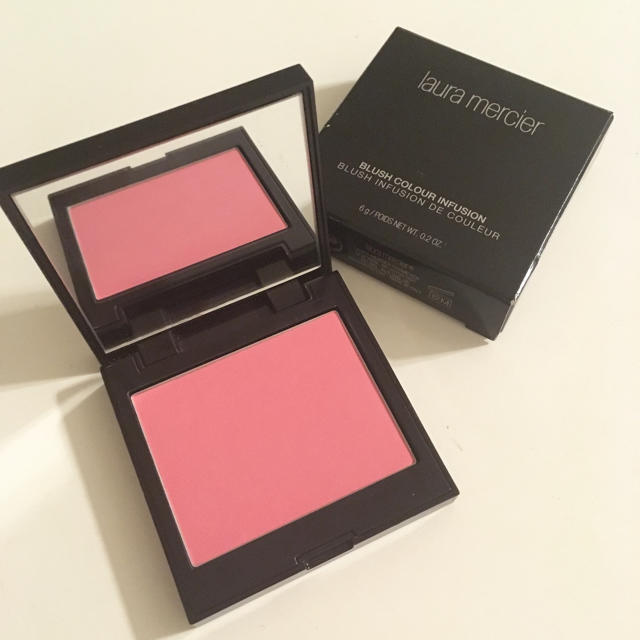 laura mercier(ローラメルシエ)の美品 ローラ メルシエ ブラッシュ カラー インフュージョン 01 ストロベリー コスメ/美容のベースメイク/化粧品(チーク)の商品写真