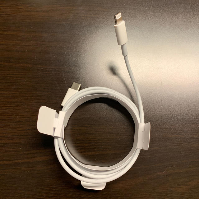 Apple(アップル)のUSB-C to lightning 1m スマホ/家電/カメラのスマートフォン/携帯電話(バッテリー/充電器)の商品写真