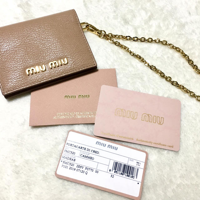 miumiu(ミュウミュウ)の新品未使用　正規品　ミュウミュウ　チェーン付きパスケース レディースのファッション小物(パスケース/IDカードホルダー)の商品写真