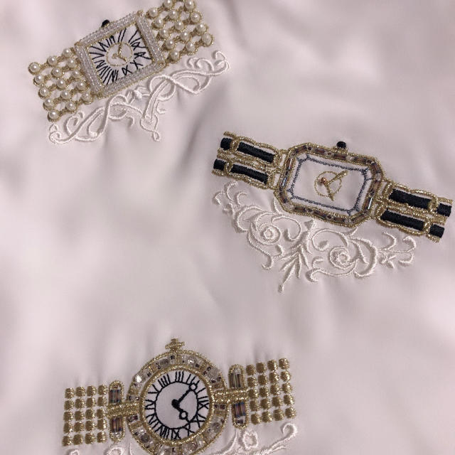 Grimoire(グリモワール)のレトロ古着 腕時計 モチーフ 刺繍 ビジュー ブラウス ヴィンテージ ゆったり レディースのトップス(シャツ/ブラウス(長袖/七分))の商品写真