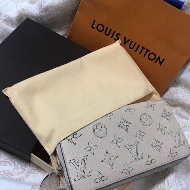 LOUIS VUITTON(ルイヴィトン)のルイヴィトン　マヒナ　ウォレット　アイボリー　LV レディースのファッション小物(財布)の商品写真