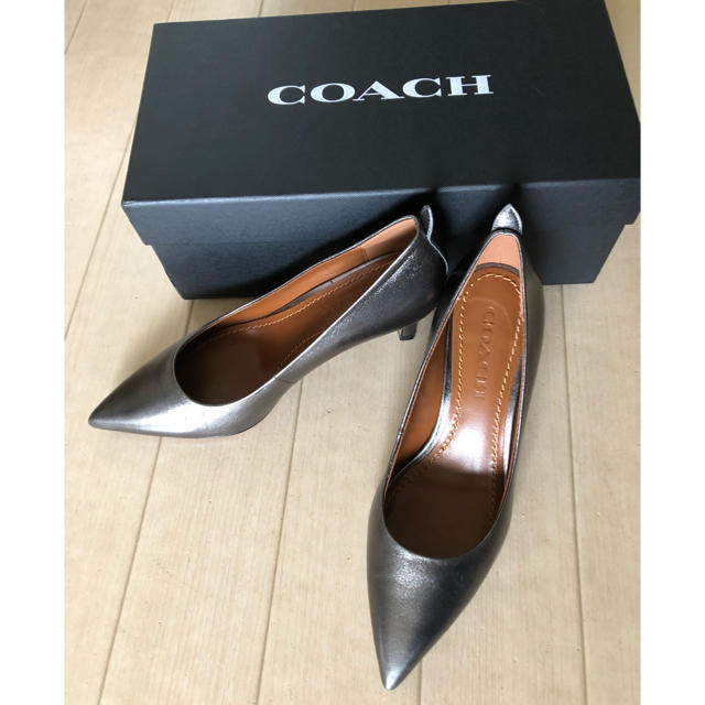 COACH(コーチ)のCOACH コーチ　シルバーパンプス レディースの靴/シューズ(ハイヒール/パンプス)の商品写真