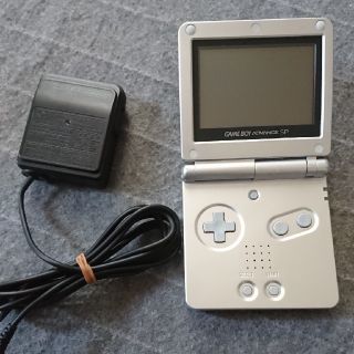 ゲームボーイアドバンス(ゲームボーイアドバンス)の【充電器付/画面傷なし】ゲームボーイ アドバンス SP シルバー(携帯用ゲーム機本体)