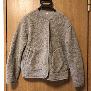 ユニクロ(UNIQLO)のユニクロ ボアジャケット ノーカラー フリース ブラウン グレージュ(ノーカラージャケット)