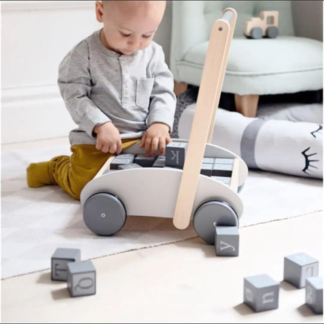 BRIO(ブリオ)の限定値下げ 新品 STOY ストイ アルファベットブロック 手押し車セット キッズ/ベビー/マタニティのおもちゃ(手押し車/カタカタ)の商品写真