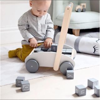 ブリオ(BRIO)の限定値下げ 新品 STOY ストイ アルファベットブロック 手押し車セット(手押し車/カタカタ)