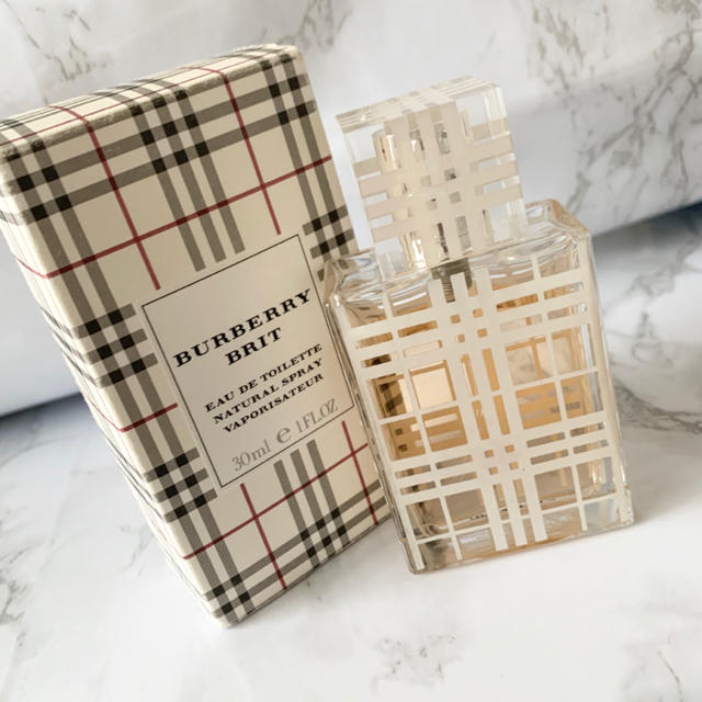 Burberry ブリット オードトワレ 30ml コスメ/美容の香水(香水(女性用))の商品写真