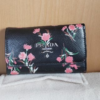 プラダ(PRADA)の【Pちゃん様専用！】プラダ キーケース サフィアーノ レザー 花柄ブラック(キーケース)