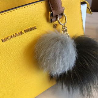 マイケルコース(Michael Kors)のマイケルコース ファーチャーム カーキ(バッグチャーム)